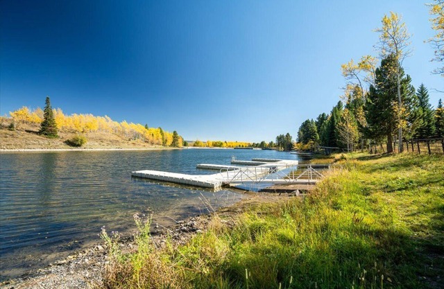Luxury Spacious Lodge w/ Dock, Hot Tub Firepit, 25 Mi to Yellowstone - Henry's Lake Hideaway