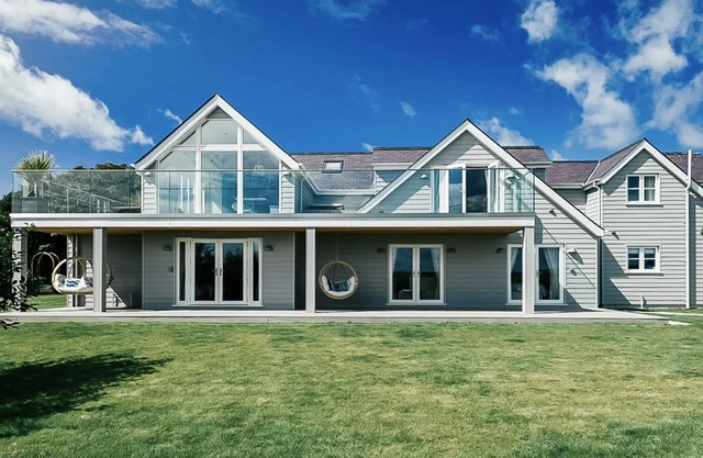 Luxury stay for 14 guests. Hot tub, tennis court and sea view