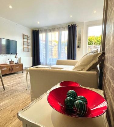 Luxury Stay with Terrace and AC 10 min to Paris