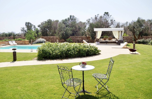 Casa de piedra de lujo con una piscina privada de 12x5m, hermoso jardín y área de barbacoa