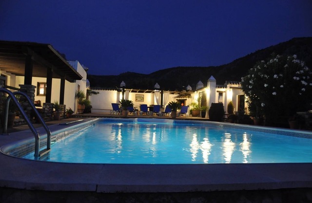 Luxury Studio, 2 pools, jacuzzi, WiFi, equestrian
