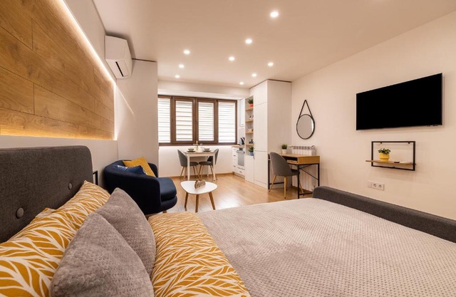Luxury Studio Living High-End Amenities and Great Location by Flat Mаnager