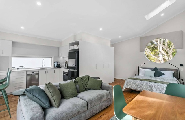 Luxury studio set in the trees, close to hospitals, Uni, and Cat buses