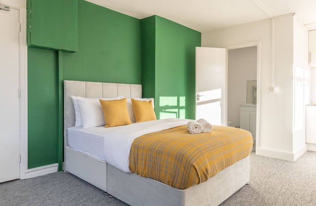 Luxury Studio, Southgate Station