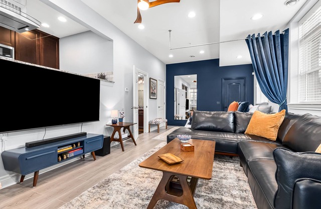 Luxury Studio w/ Garage in Brush Park! Walk to all Stadiums & the DMC