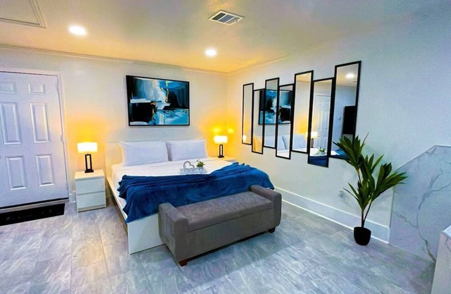 Luxury Studio w/Jacuzzi near IAH