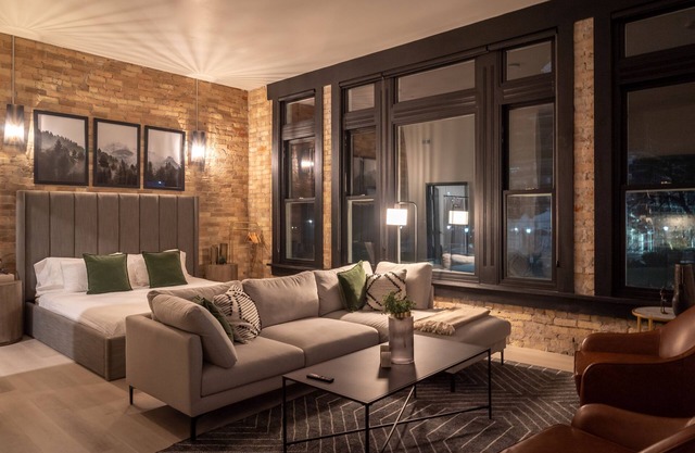 Luxury Suite ~ Above Starbucks ~ Main St View