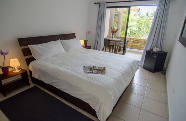 Luxury suite with billiard table, jacuzzi, pool, right on a sandy beach!