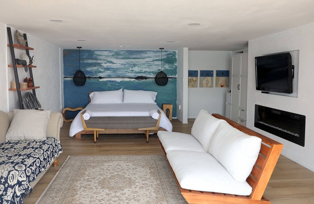 Luxury suite with kitchen and hot tub area on the water’s edge of Penn Cove
