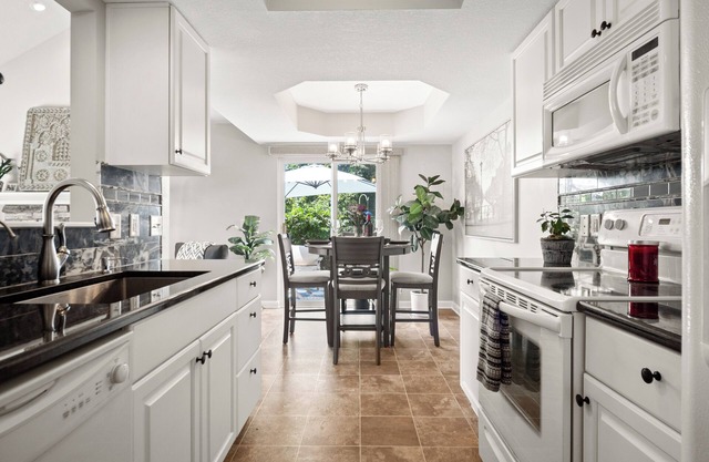 Luxury Sun-Drenched 2 BR 2 BA Minutes from Everything
