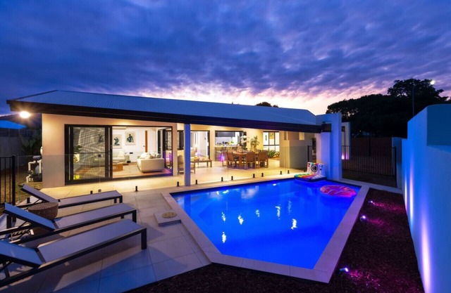 Luxury Sunny Oasis: Pool, SUV Hire, Near Marina