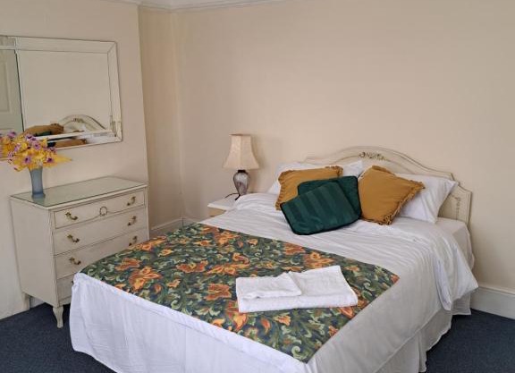 Luxury super double bedroom near London Seven Kings Train station