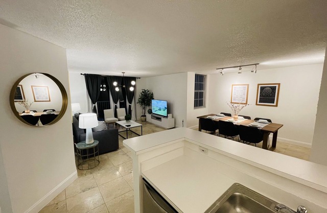 LUXURY THE YATCH 402- FREE PARKING AND WIFI