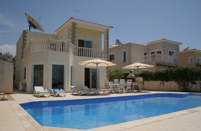 Lujo casa de tres dormitorios con piscina privada, jardín y barbacoa