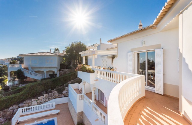 Villa de lujo de tres dormitorios con gran piscina y spa en un jardín privado