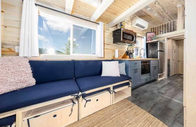 Luxury Tiny Home/Base Camp to Ouray, Telluride/3 Queen beds/Washer & Dryer/Smart TV/Hot Tub Access/Patio w/Mountain Views/ Fire Pit/11 mi to Airport