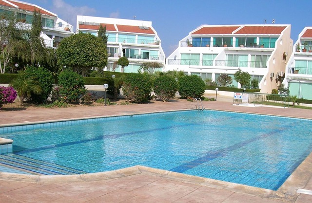Apartamento de lujo en planta alta con wifi y piscina, cerca del mar.