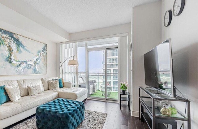 Luxury Toronto Skyline View Condo | Modern 1 BD | Free Parking & Amenties