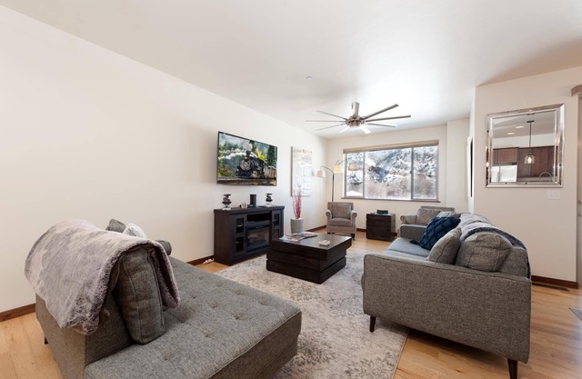 Luxury townhome - Great Views - 4 Miles from Downtown - Central AC (30+ Stay)