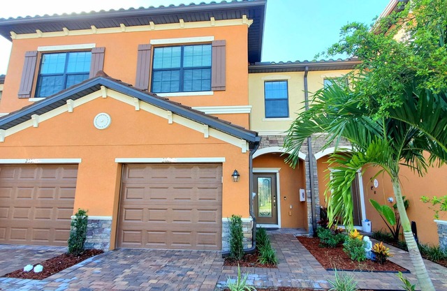 LUXURY TOWNHOME IN FABULOUS COMMUNITY