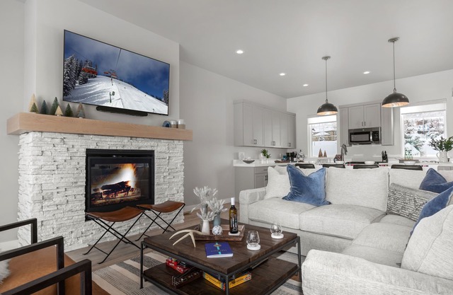 Luxury Townhome in Great Location, Hot Tub +Patio, Gourmet Kitchen, Almost Heaven!
