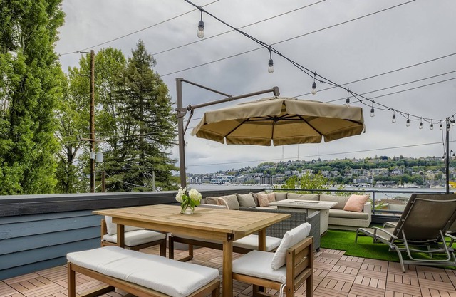 Luxury Townhome - Roof Top Deck, Seconds from Lake Union w/ VIEWS