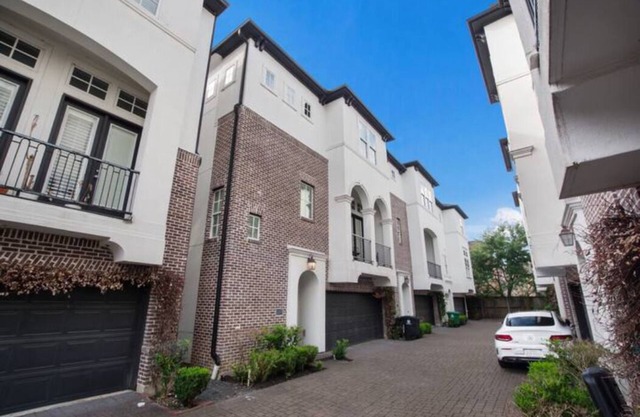 Luxury Townhome / Tesla-Charger / TX Medical Ctr / Sleeps 7 - 5 beds