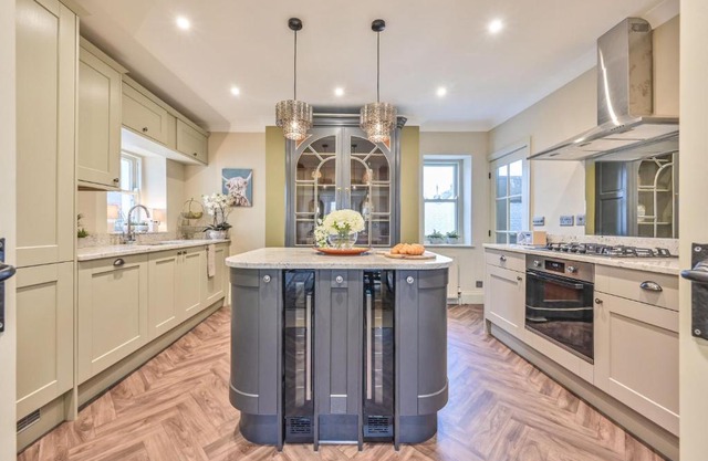Luxury Townhouse with parking near Bars and Restuarants