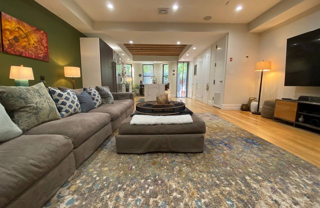 Luxury Townhouse with housekeeping and outdoor space