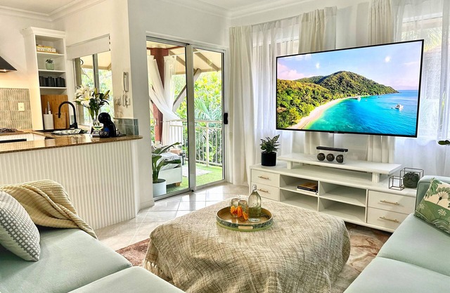 Luxury TROPICAL 2 bedroom apartment in resort 4 pools - 5 mins to CBD/airport