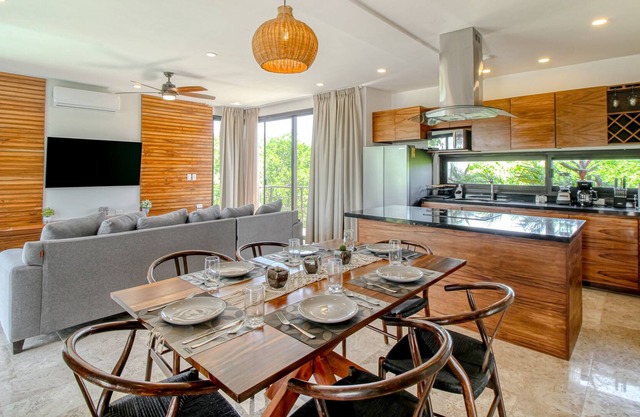 Luxury tropical apartment with balconies, hot tub, hammock, & AC - pool access