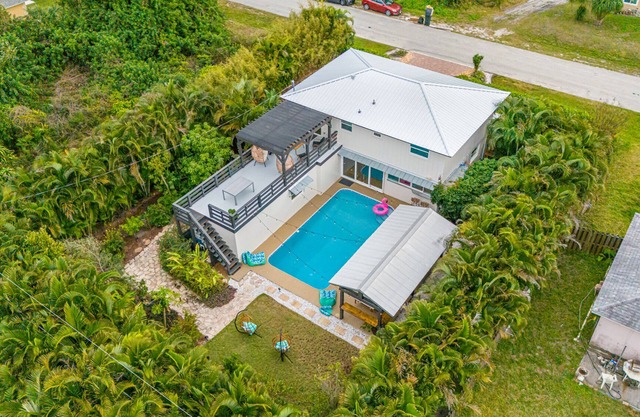 Luxury Tropical Oasis: 4-Bedroom Retreat