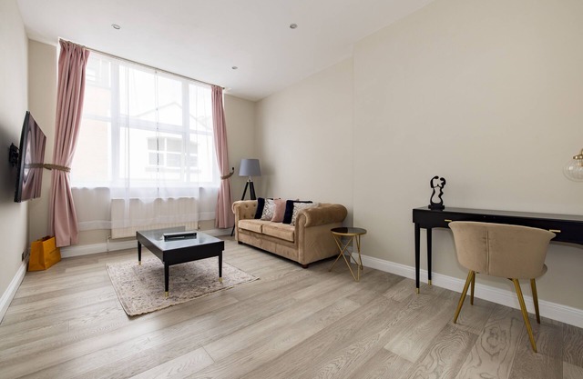 Luxury two bedroom Central London apartment minutes from Farringdon Station!