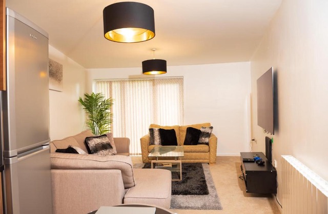 Luxury Two bedroom Flat opposite COOP Live n Etihad Stadium with Free secure Parking, Netflix and Sky TV