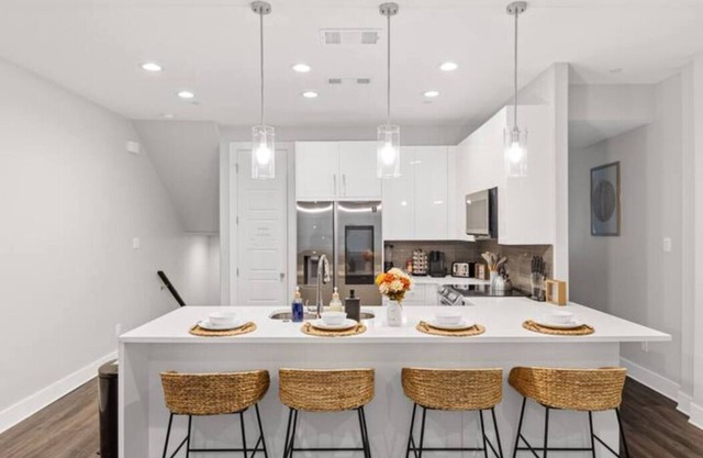 Luxury Updated Townhome! Pet Friendly/Fast Wi-fi