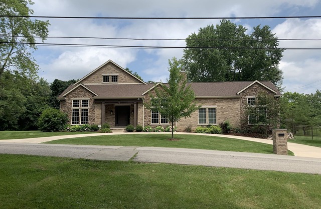 Casa de lujo de lujo a estrenar adyacente a Notre Dame y Warren Golf