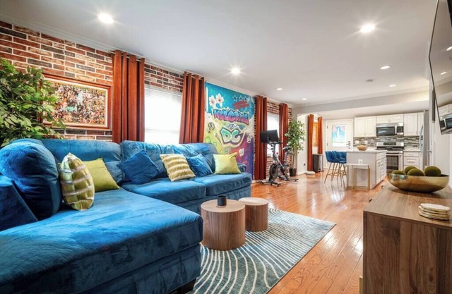 Luxury Urban Oasis Free Parking Centrally Located!