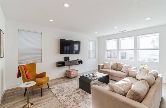 Luxury valley Getaway, Napa, wine country, pvt backyard, fire pit and more..