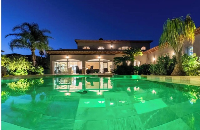 Luxury: Very large villa with private pool, beach and activities