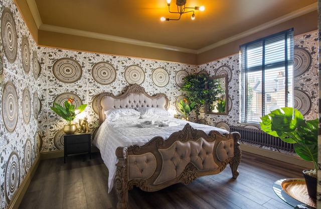 Luxury Versace 1 Bed, Hot Tub, Pool Table, Sky Tv