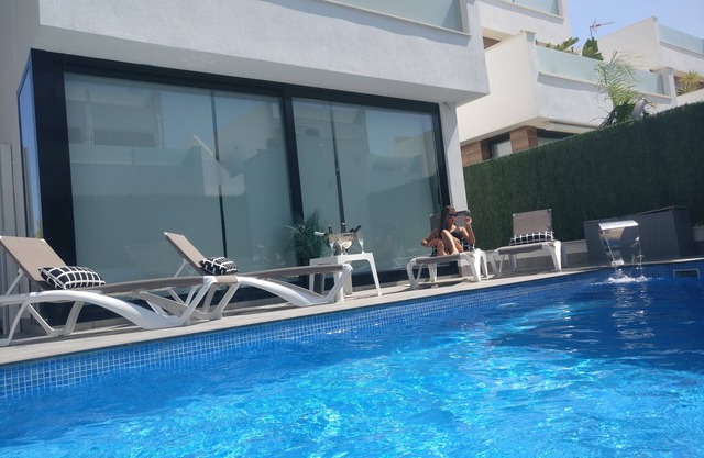 Villa de lujo con 4 camas, piscina privada climatizada, jacuzzi para 6 personas, a pie de playa.