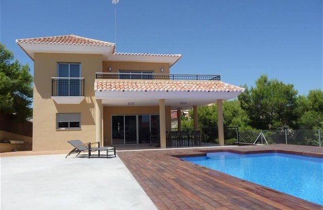 Luxury Vila with Pool, Garden, Terrace, Balcony, BBQ, A/C & Wi-Fi
