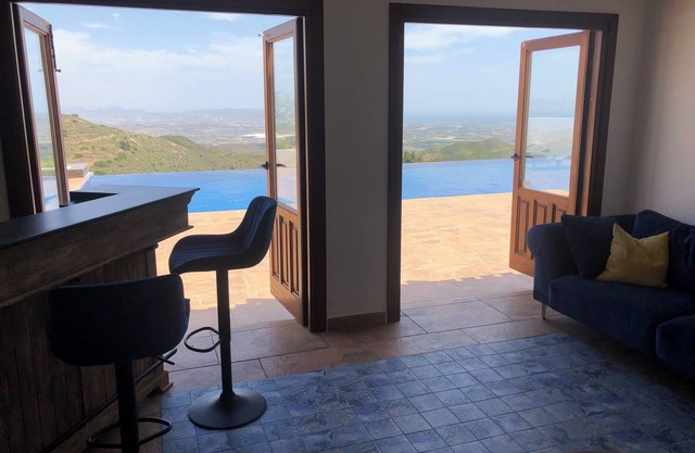 Villa de lujo de 5 dormitorios y 3 baños con piscina / jacuzzi infinito anexo separado, área de juegos.