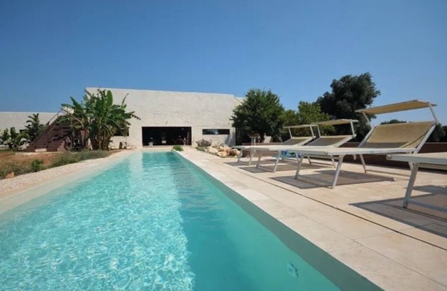 VILLA DE 4 DORMITORIOS CON PISCINA PRIVADA A SOLO 3 MINUTOS DE LAS PLAYAS