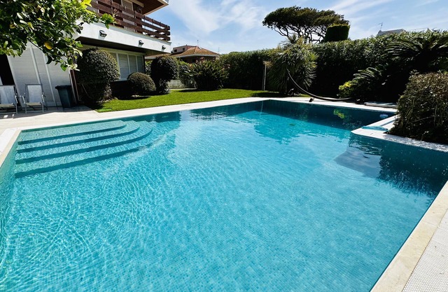 Impresionante villa de lujo a pocos metros del mar, jacuzzi y piscina privada.