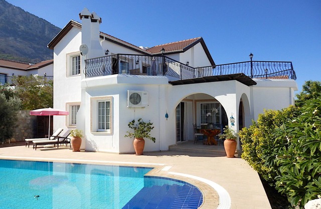 Villa de lujo y piscina privada con espectacular fondo de montaña y vistas al mar.