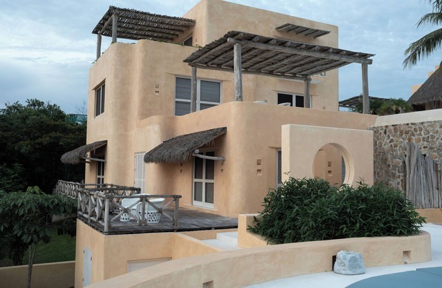 Villa de Lujo: Frente al Mar y Servicios Premium