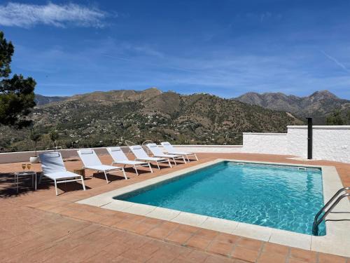 Luxury villa - breathtaking views - hot tub - 15' to beach