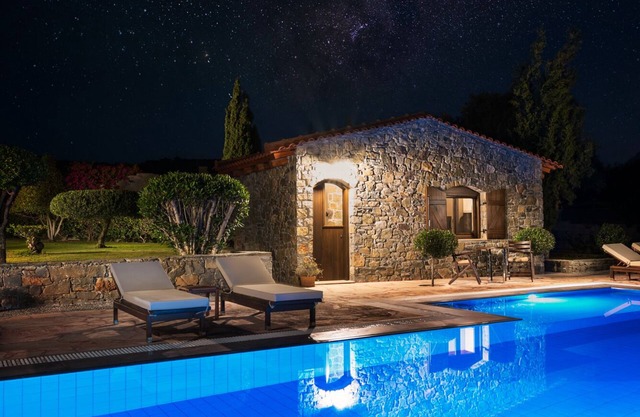 Sitia lujosa villa amueblada y decorada junto a la piscina con agua de mar