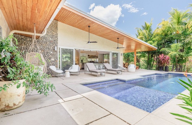 Moderna casa familiar con piscina, a pasos de la playa en comunidad privada
